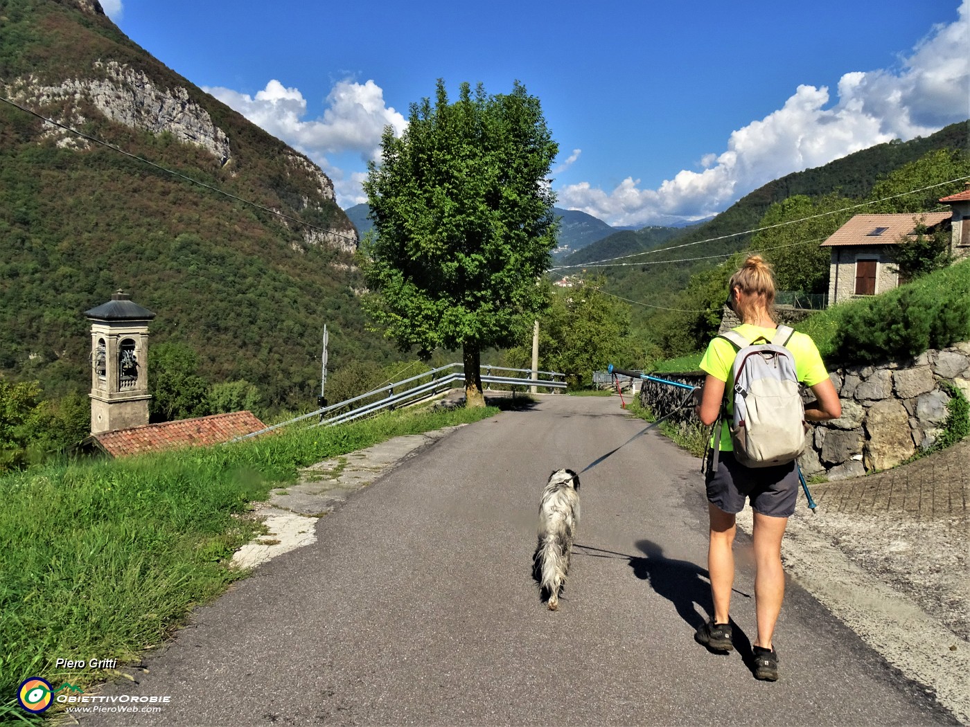 62 Sulla stradetta di Carnito (500 m) con la chiesetta di  San Gaetano.JPG